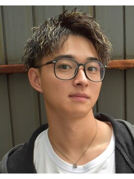 フリーク バーバーショップ 都島店(FREAK BARBER SHOP) 金メッシュ縦落ちツイストスパイラルパーマショートアップバング