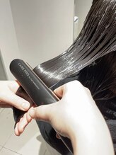 《髪質改善トリートメント》でシルクのような手触りに。