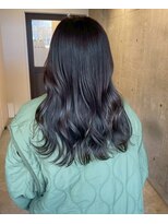 ロッカヘアエジェ(ROCCA hair eje.) 透明感ブルーグレー × 波ウェーブミディ小顔