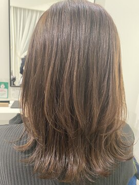 インビテーション(invitation) くびれセミディレイヤースタイル