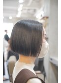 パツっと感が今っぽい、首元スッキリの前下がりショートボブ