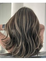 ウル(ulu)&nbsp;ハイライト　白髪ぼかし　ケアブリーチ　ホワイトベージュ