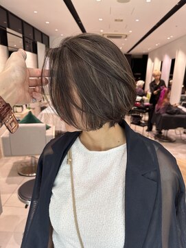 ステア ケース(stair case) 大人ハイライトベージュハンサムショートボブ耳かけ