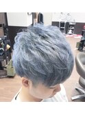 ショートマッシュの透明感のあるホワイトブルーカラー