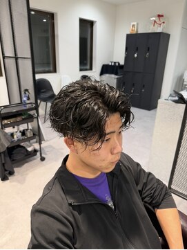 ツイストスパイラルパーマツーブロック刈り上げセンターパート