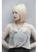 柔らかいブロンドヘアーの切りっぱなしボブ