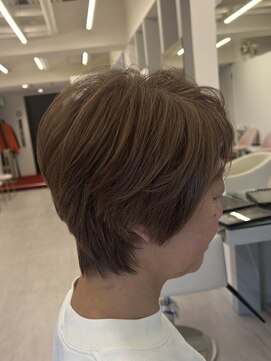 【ショート×明るめカラーで見た目も軽やかに】