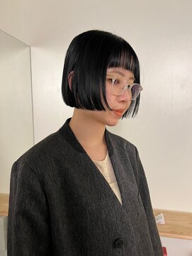 切りっぱなし黒髪ミニボブ