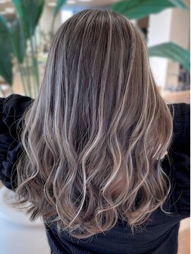 シャルムバイケンジ(Charm.by KENJE) デザインカラーバレイヤージュ細めハイライト白髪ぼかし東京銀座