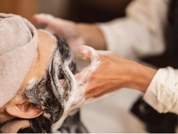 ナナホシ(NANAHOSI)の写真/「ただいま」と言いたくなる温かな手。ヘッドスパで心まで解ける休日を【ヘッドスパ・白髪染め・髪質改善】