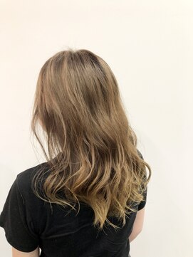 ウィ ラグゼ 北千住店(Oui luxe) ギラつきを抑えたブロンドヘア◎ 【 ゴールドベージュ 】