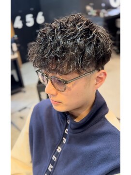 フランクスバーバー アンド ビアークラブ(FRANK'S BARBER and BEER CLUB) ソフトツイストフェードカットスペインカール波巻きパーマ