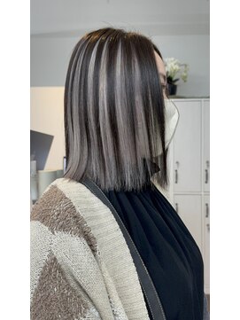 シャラ(Shala) シルバーインナー×前髪なしアンブレラカラー