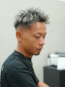 スラッシュ(SLASH) ツイストパーマ/短髪/ホワイトメッシュ/スキンフェード/姫路