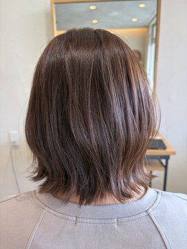 抜け感のあるアッシュ系カラーで、人気のくびれミディアム