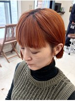アール(hair salon R.)&nbsp;アプリコットオレンジ／重めバング／耳掛け／切りっぱなしボブ