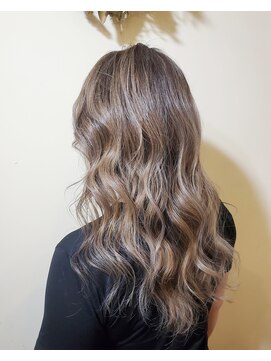 サーティーン(THIRTEEN) 【HUEカラー】外国人風ハイライト×グラデーション＝夏ヘアー