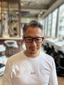 ザマンニューヨーク 南麻布店(THE MAN NewYork) 大人海外メンズヘア七三分けサイドパートフェードカット