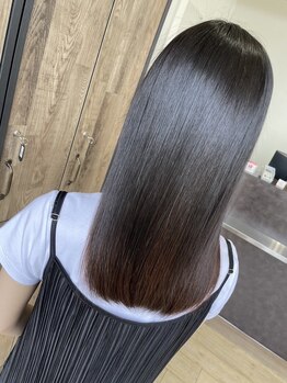髪質やクセの状態に合わせて薬剤を選定◎ダメージを最小限に抑えたRooTsの縮毛矯正で自然なストレートに♪