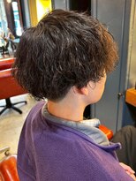 アットザコーナー(at the corner) 波巻きパーマ ブラウンカラー メンズパーマ 20代 マッシュヘア