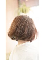 ネス(NESS) ハイライトの入ったベージュ系カラーの優しいボブ270