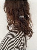 《　ゆるっとふわふわにナチュラルロングパーマ  》