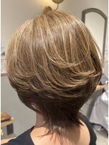 アンジー(Angee)&nbsp;立体感と軽やかさを両立したショートボブスタイル