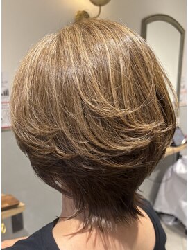 アンジー(Angee) 立体感と軽やかさを両立したショートボブスタイル