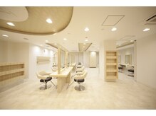 アッシュ 仙川店(Ash)の雰囲気(明るく開放的な店内。初めての方も気軽にご相談ください)
