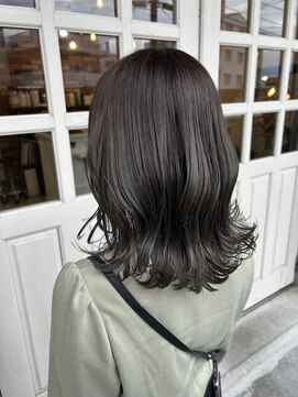 ヘアアンドメイクグラチア(HAIR and MAKE GRATIAE) 外ハネミディアムレイヤー★アッシュグレー★