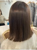 鎖骨ミディアムレイヤーストレート外ハネロブくすみベージュ