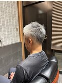 ツーブロック刈り上げショートグレイヘア
