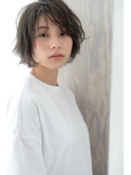 軽さのあるウエットな質感ボブ