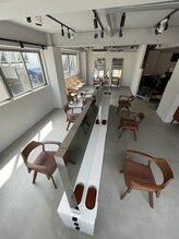 【一人一人がゆったり過ごせる空間造り】店内は開放的で、一人一人にしっかりとしたスペースを確保！