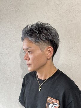 サロンドクオリア(Salon de Qualia) スパイキーショート/ハイトーンカラー/グレーシルバー/S