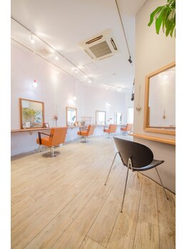 ヘアアンドリラクシングルーム アールフラン(Hair&Relaxingroom arFranc)の写真/ゆったりとした居心地の良い空間が広がる、スタッフ少人数のヘアサロンで癒やしを♪