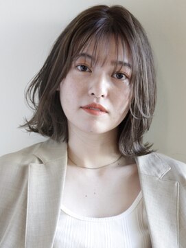 コム(com by neolive) 大人可愛い外はねミディーボブ