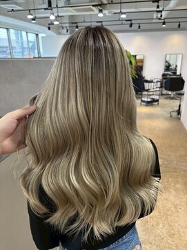 メリー オオサカ(Merly Osaka) 明るい部分多めバレイヤージュ