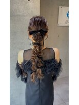 ブルーメ(Blume...)&nbsp;ツイン編みおろし/ロング/お呼ばれヘア