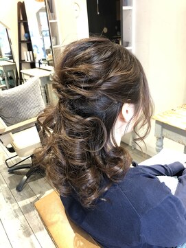 サスペンダーノート 荻窪(Suspender Note) しっかり目に巻いた大人ハーフアップ♪