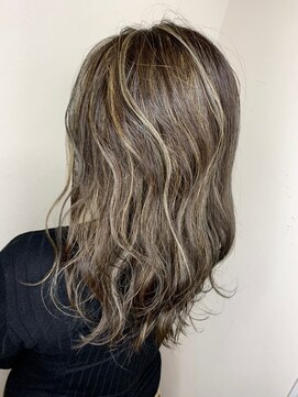 モルニ(MORNI) グレージュ_マロンベージュ Aラインボブ かきあげ