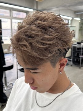 エデアンルクラ 下通(EDEAN Leclat) 熊本メンズカラー センターパート ミルクティー MEN'S HAIR
