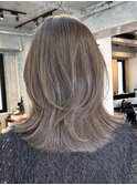 アッシュベージュゆる巻きロングモテ髪フェミニンロング