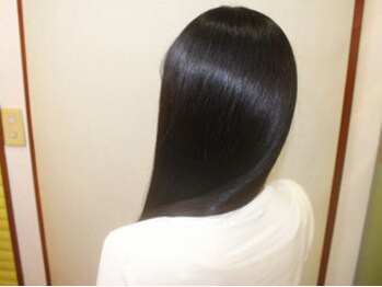 デリッシュヘアーの写真/こだわり抜いた薬剤を使用◎髪の状態を見極め、ダメージを最小限に抑える施術で、艶のある美髪へ…*