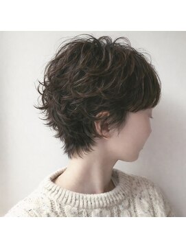 パレードヘア クセをパーマのようにいかせるショートスタイル
