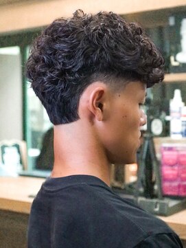 プロショップウェーブ セカンド(PRO SHOP WAVE II) スペインカール/テーパーフェード/メンズパーマ/フェザーパーマ