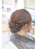 ねじりの後れ毛シニヨンスタイル