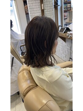 ミルク(MILK) 切りっぱなしミディアム×エメラルドグレージュ×白髪ぼかし