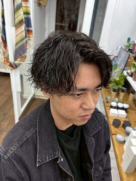 ユイマァルスロウ 倉敷(YUIMARLSLOW) 刈り上げセンターパートメンズ波巻きツイストスパイラルパーマ