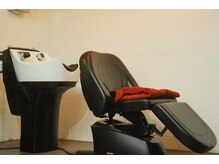 ウィーク(WiiK)の雰囲気（癒しのシャンプー時間はフラットになるチェアでゆっくりと。）